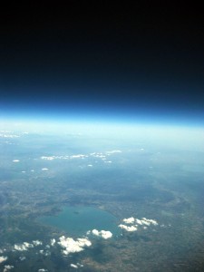 Il lago Trasimeno (in basso). Quota: 17.180 m