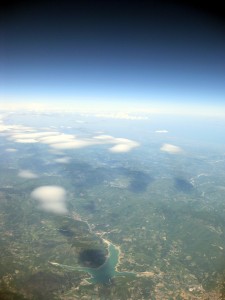 L'Adriatico settentrionale e il lago di Montedoglio (in basso). Quota: 9.570 m