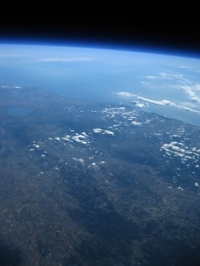 Il lago di Bolsena (a sinistra) e la costa tirrenica da 39.591 m: è la foto più alta ripresa da un pallone amatoriale